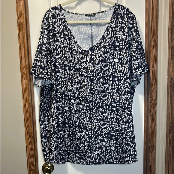 BloomChic Tops - BloomChic Navy and White Floral Blouse